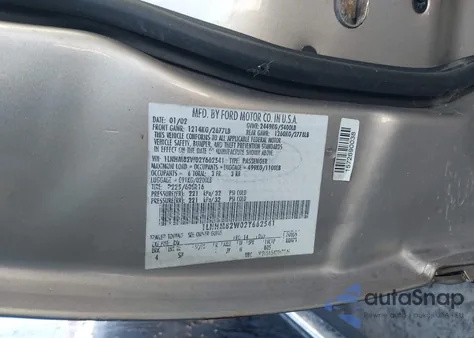 2002 Lincoln Town Car Signature z USA, uszkodzony, nr VIN 1LNHM82W02Y662541